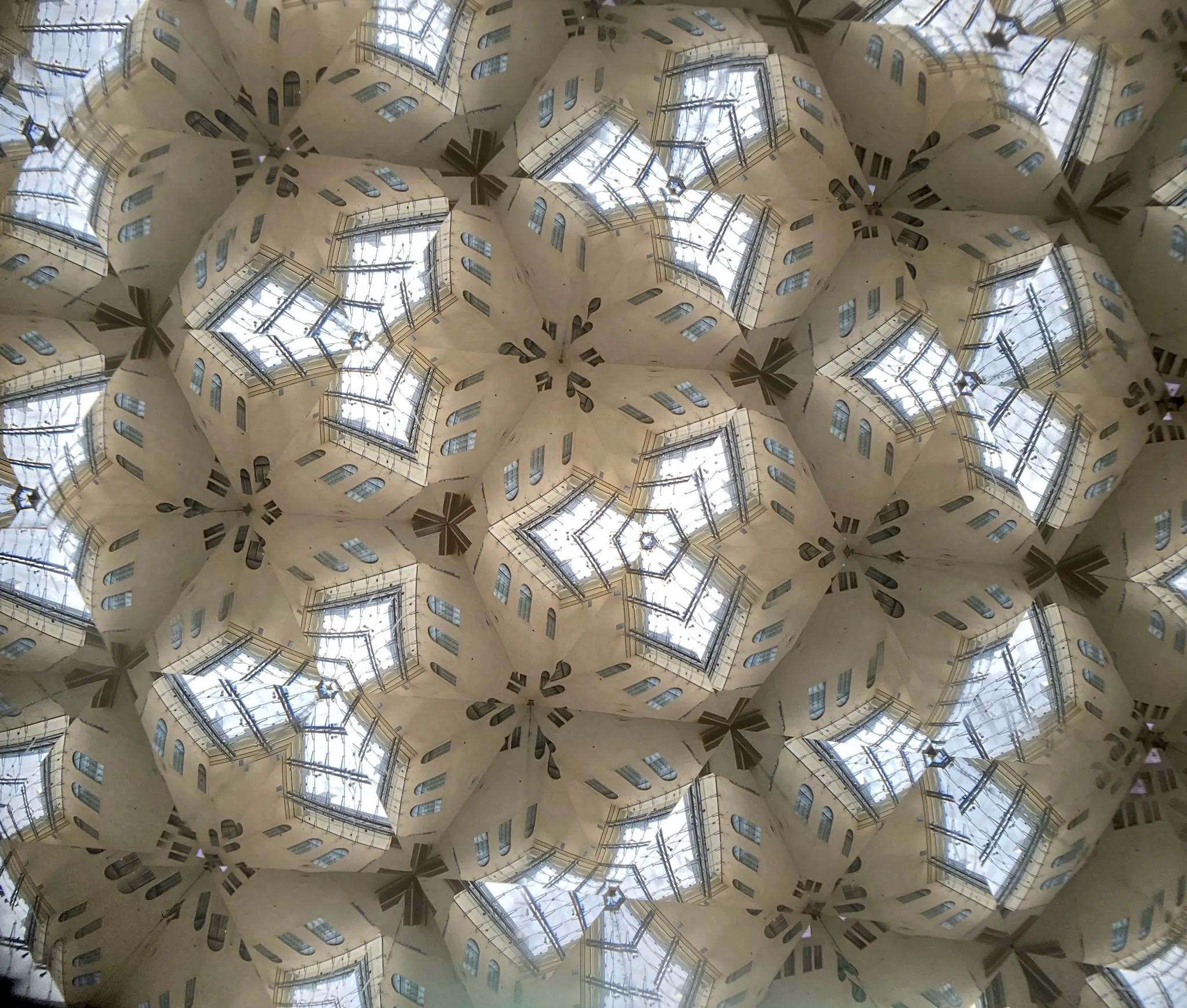 仰望建筑穹顶的窗