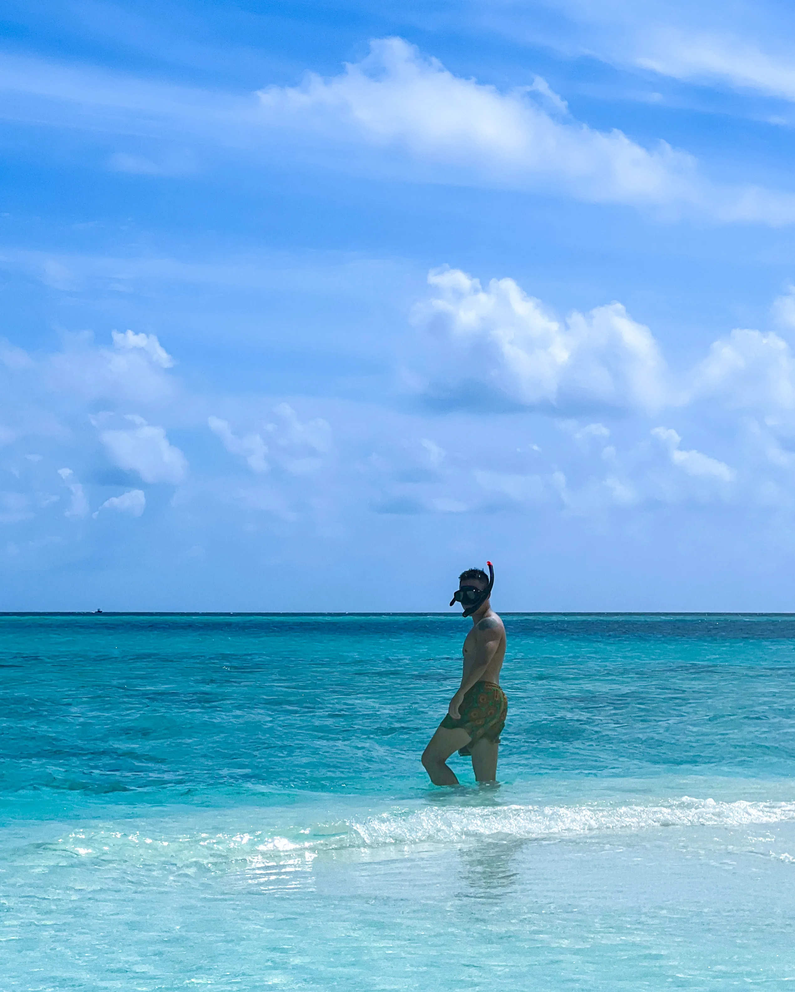 马尔代夫海边的旅人