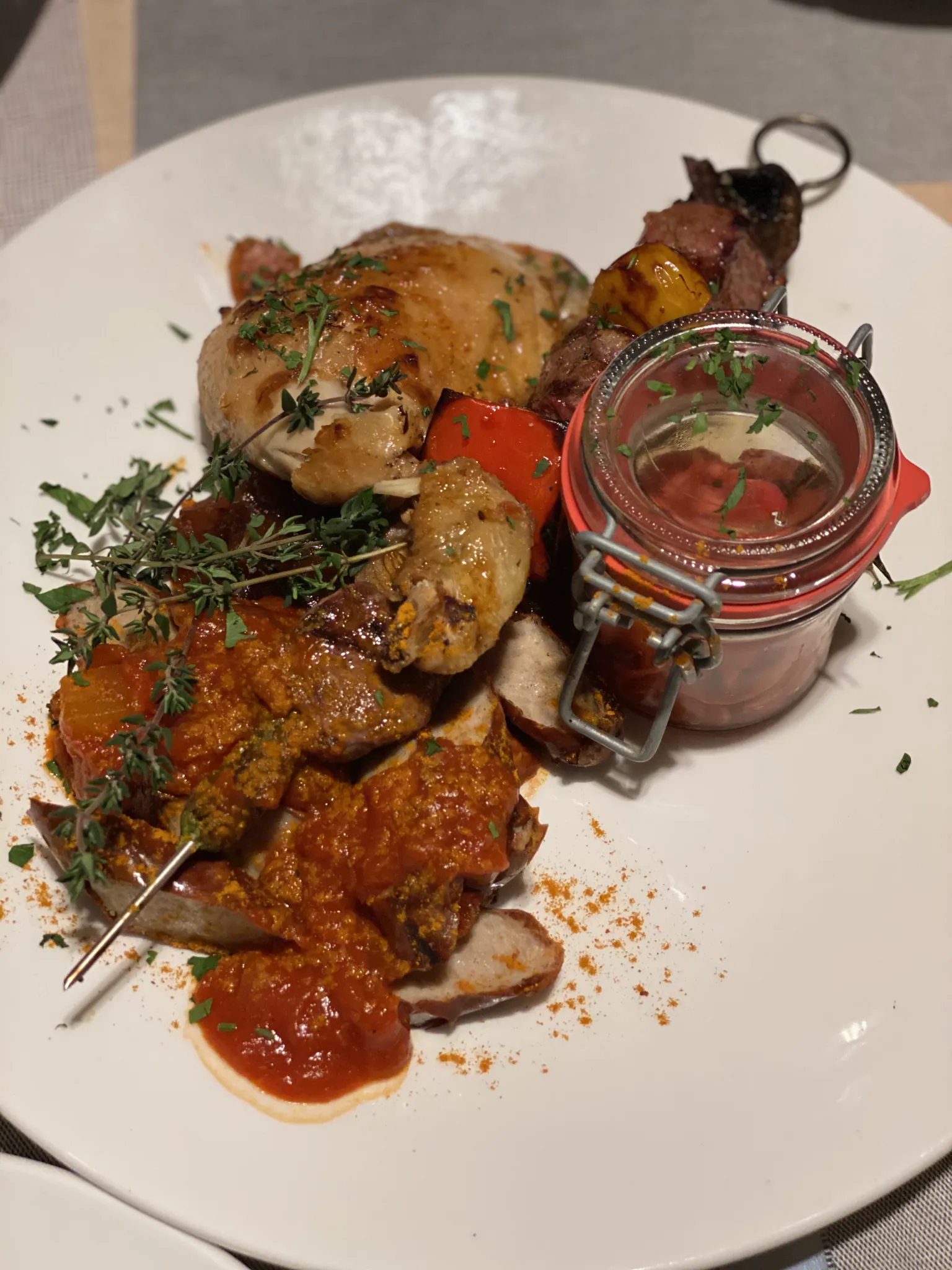 盛有烤肉拼盘的白色餐盘