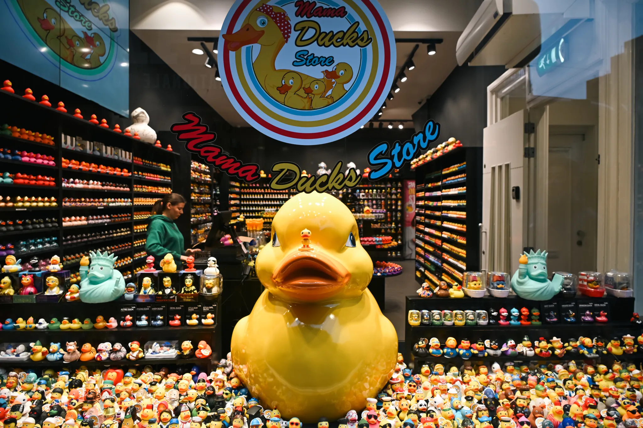 阿姆斯特丹橡皮鸭商店的内部陈列