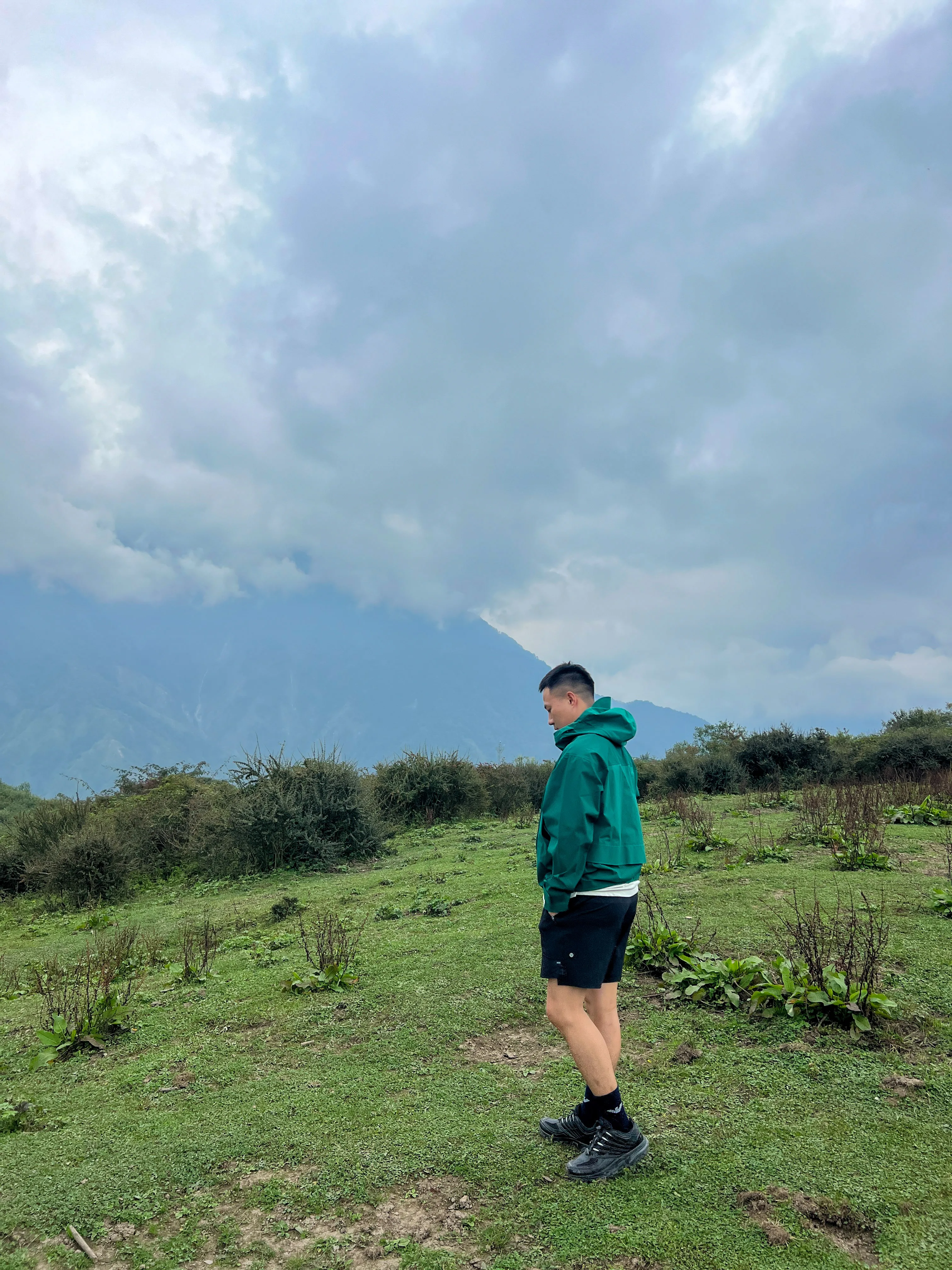 四川山间草地的男子