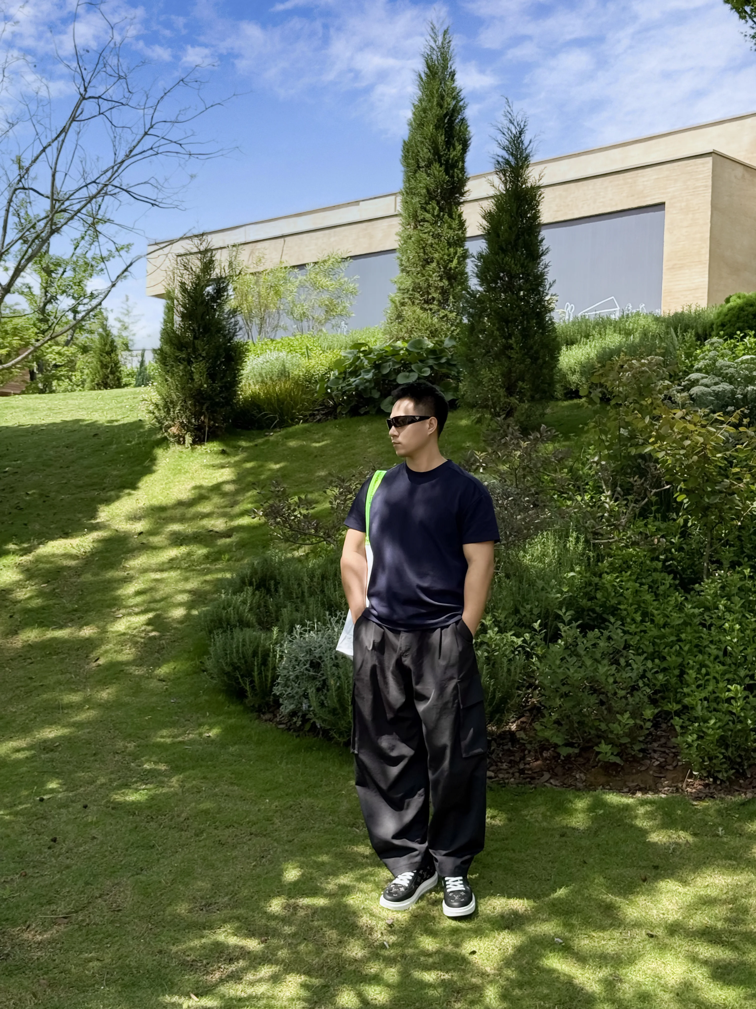 四川庭院中的男子