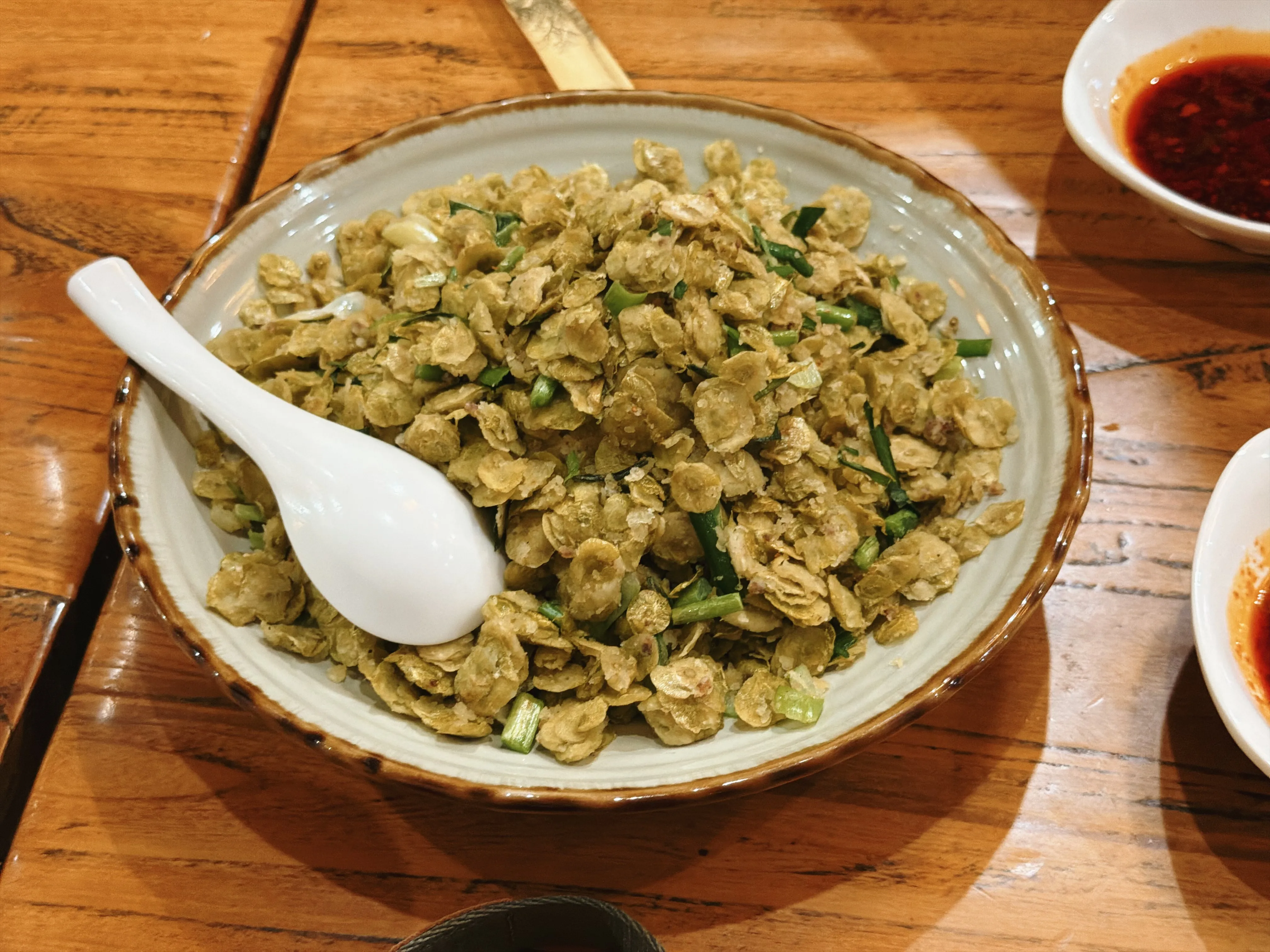 敦煌挂满杏子的果树