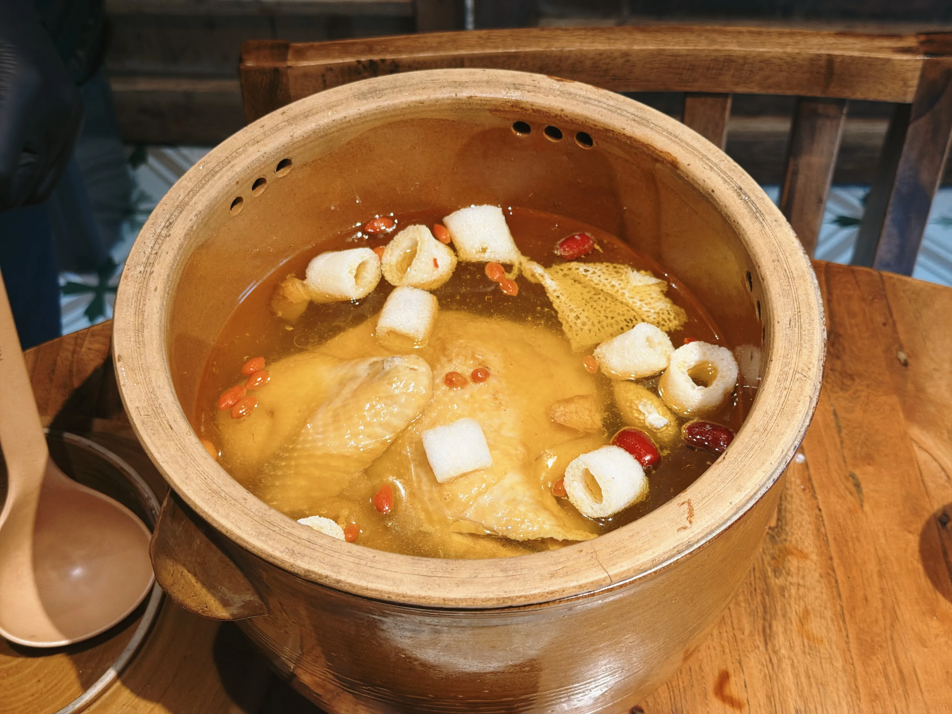 贵阳木桌上的竹荪鸡汤