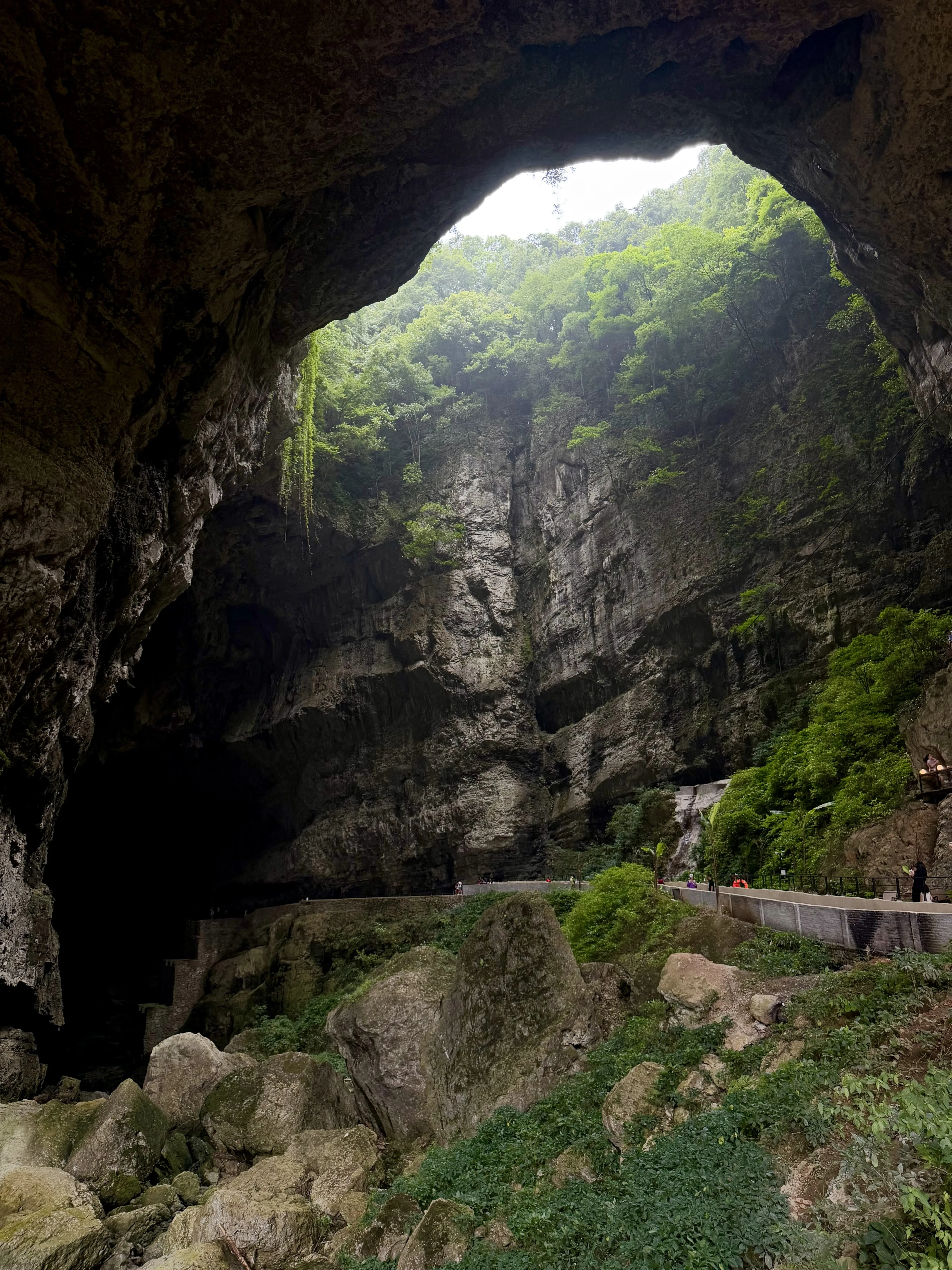 贵阳巨型天坑内的观景步道