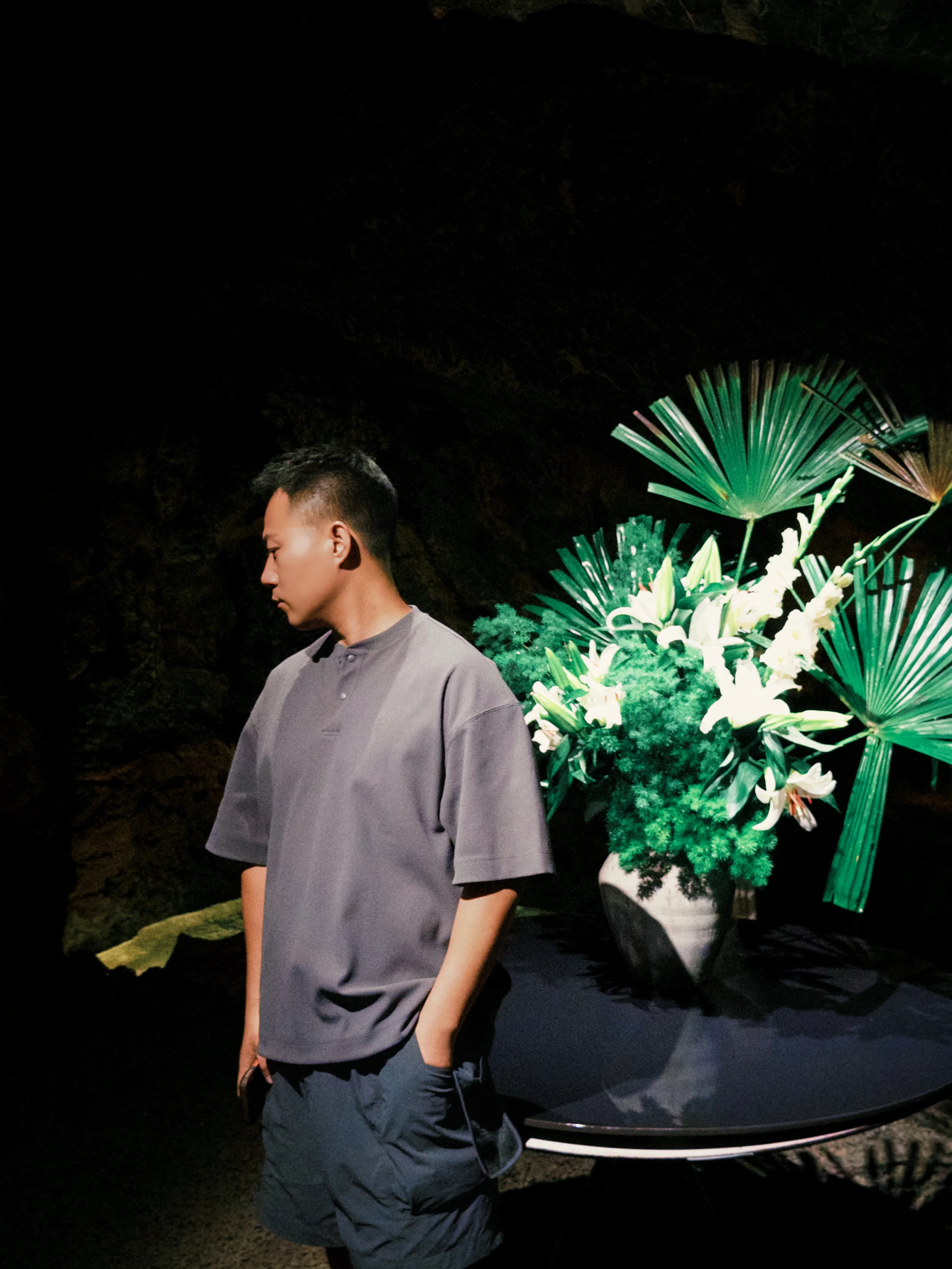 贵阳洞穴内男子与花瓶