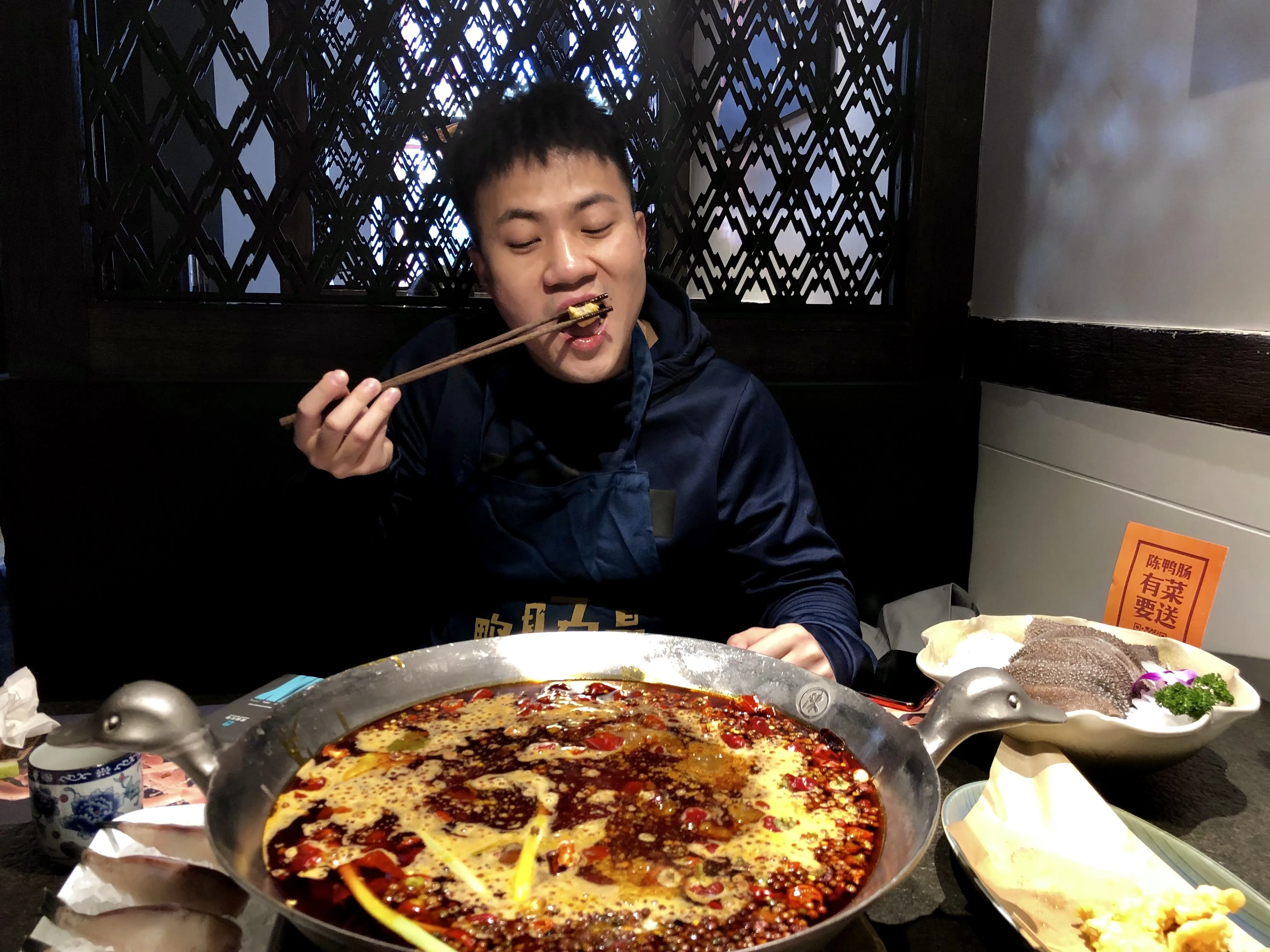 重庆麻辣火锅翻滚红油
