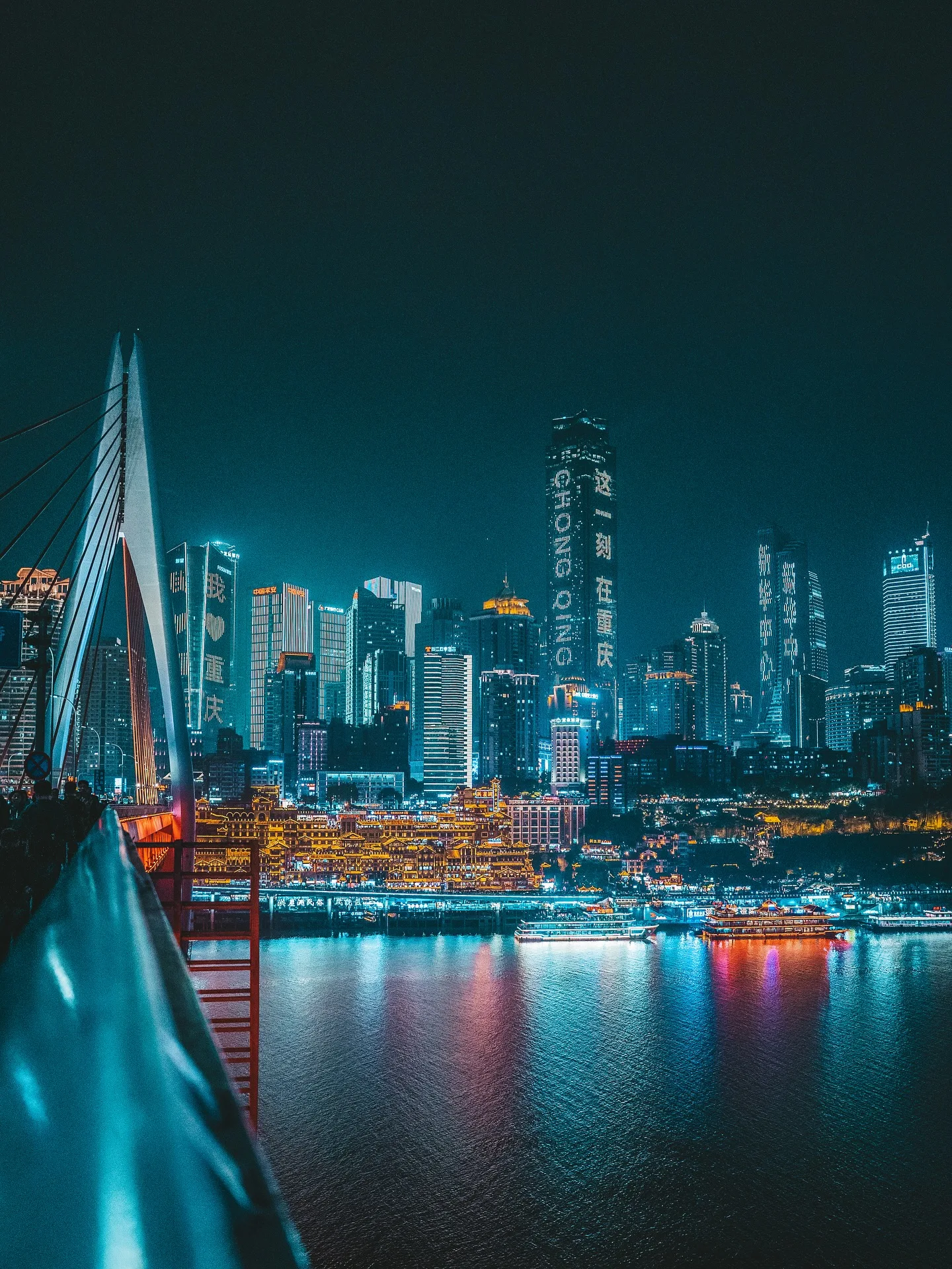 重庆江对岸城市天际线夜景