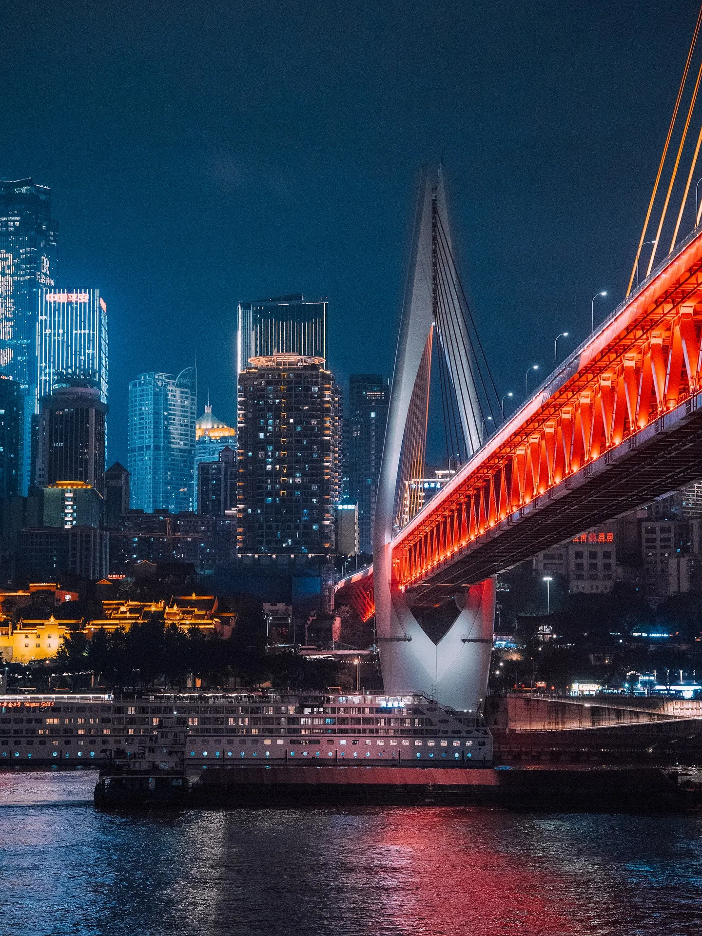 重庆千厮门大桥与游轮江景