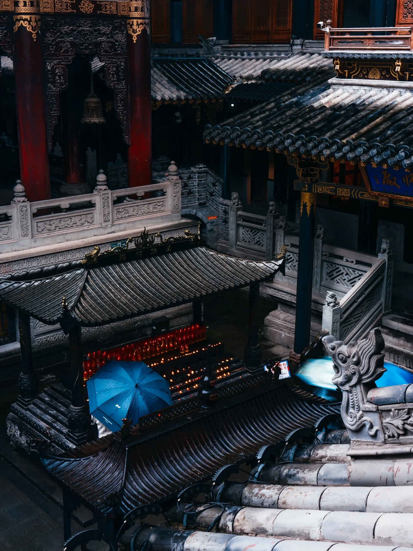重庆古建筑庭院与蓝色雨伞