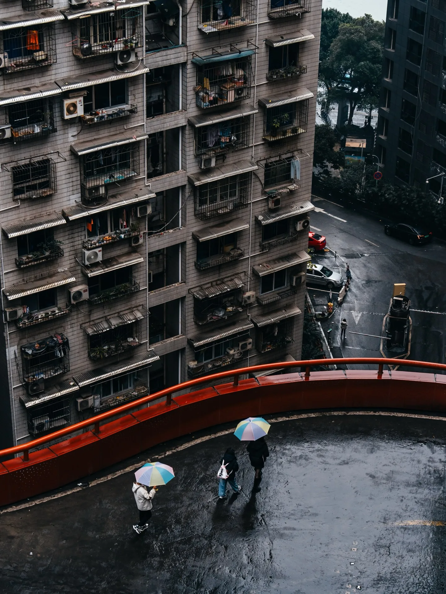 重庆雨后天桥与老旧居民楼