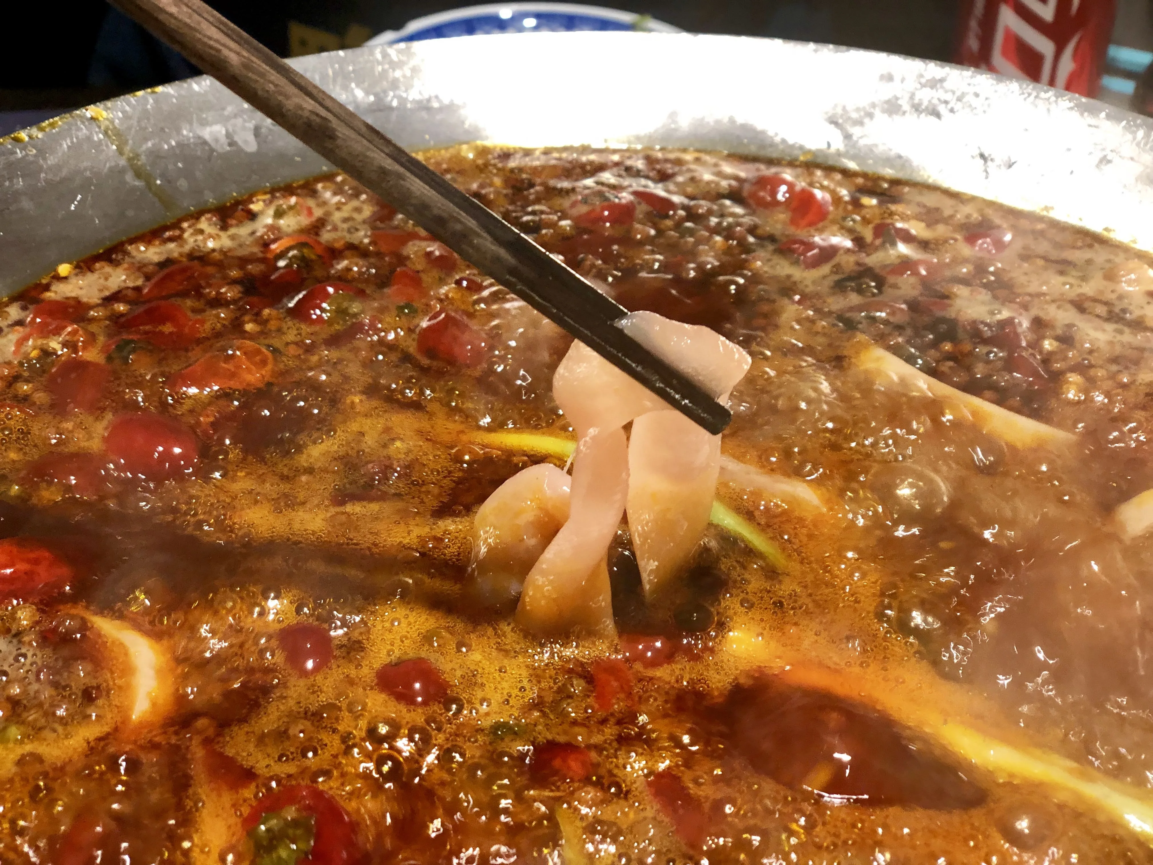 重庆筷子夹起沸腾的火锅食材