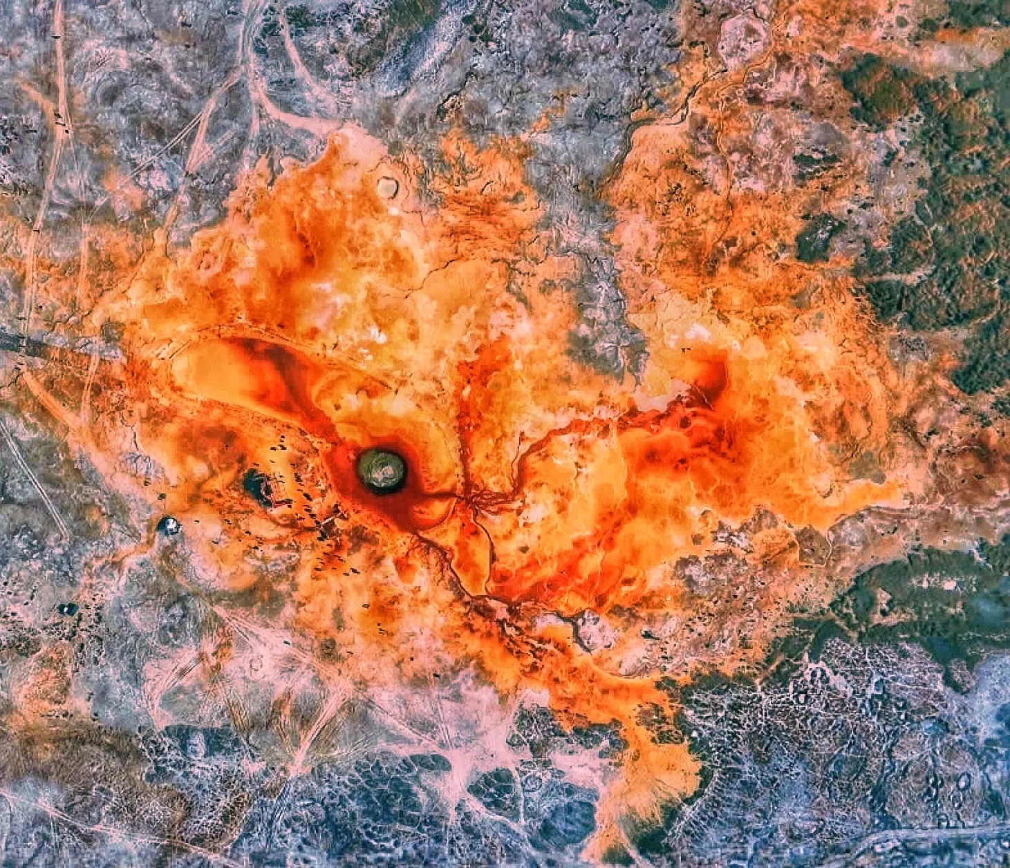 艾肯泉，橙红色地表温泉