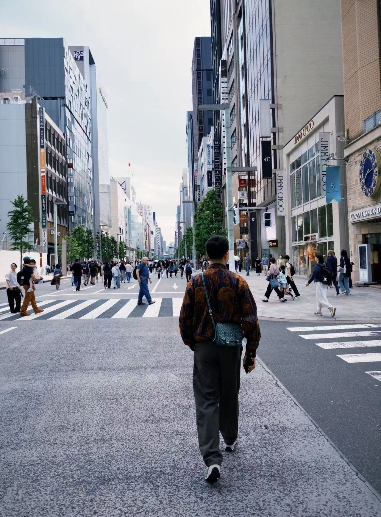 日本街头行走的人