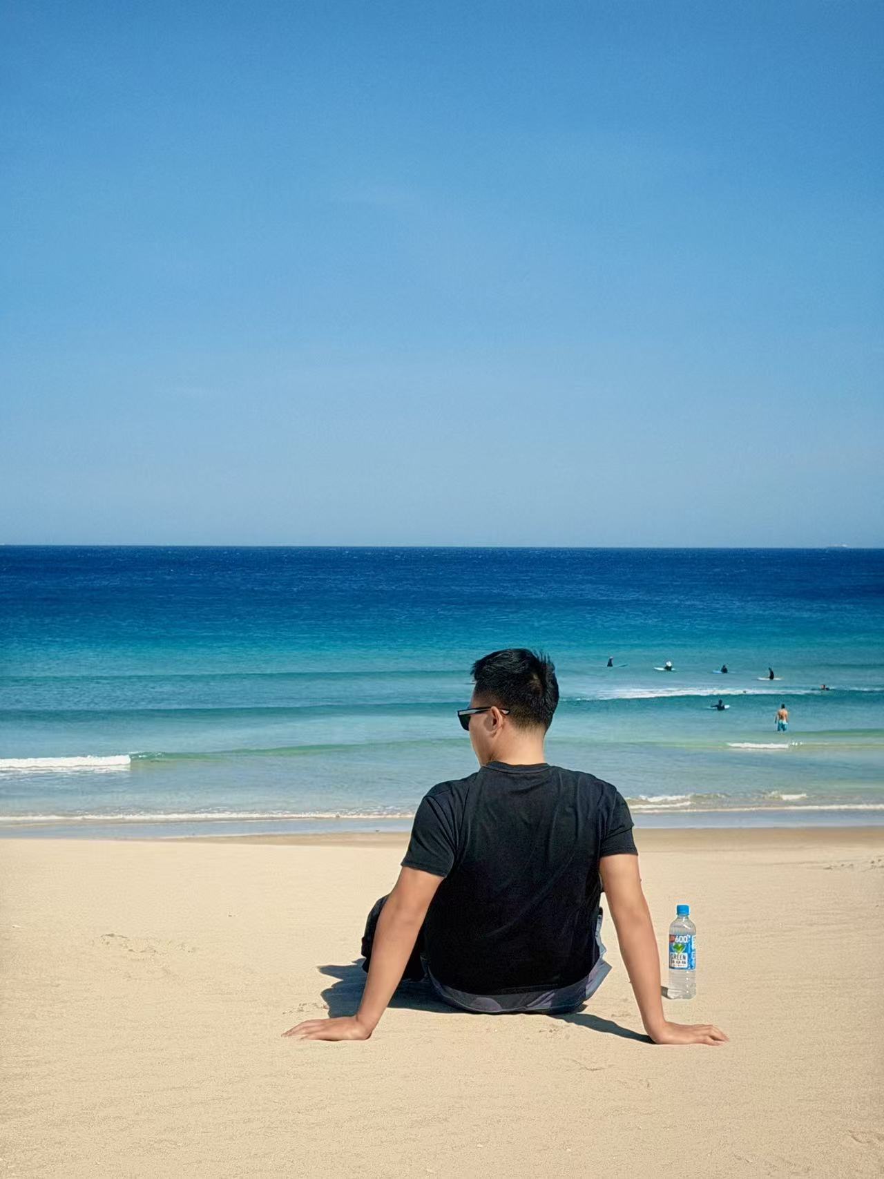伊豆海滩上的旅人