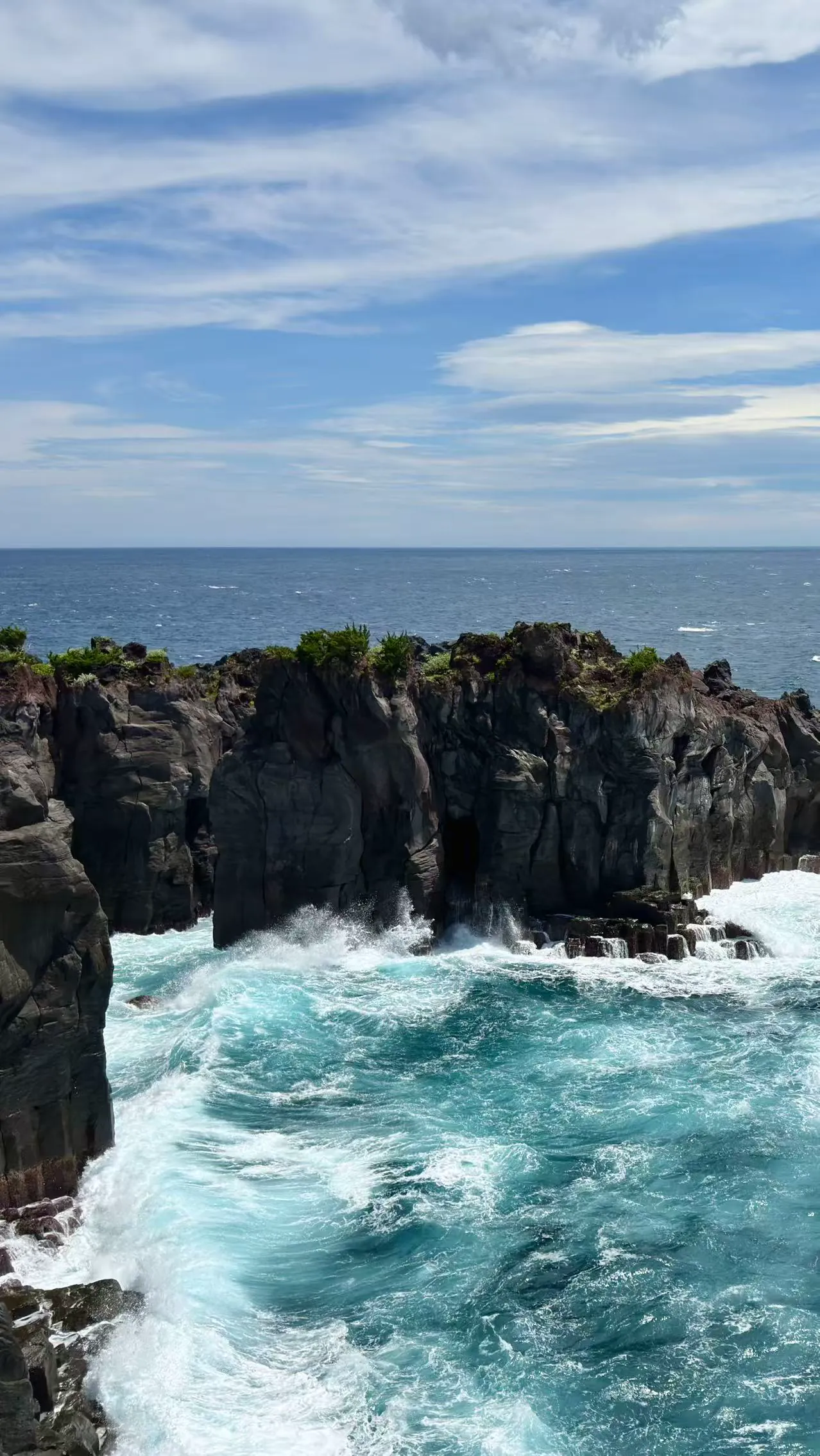 伊豆海岸的岩石与浪花