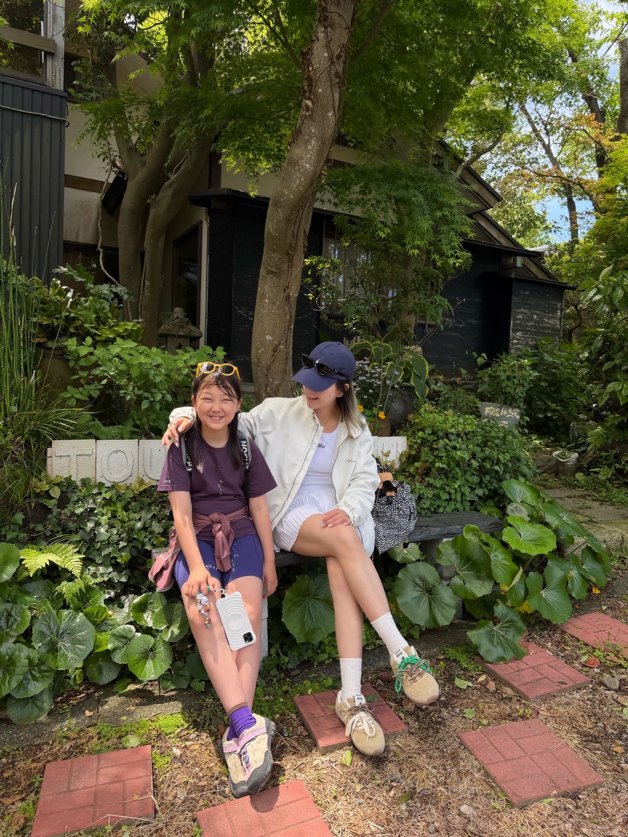 伊豆街边休息的旅人