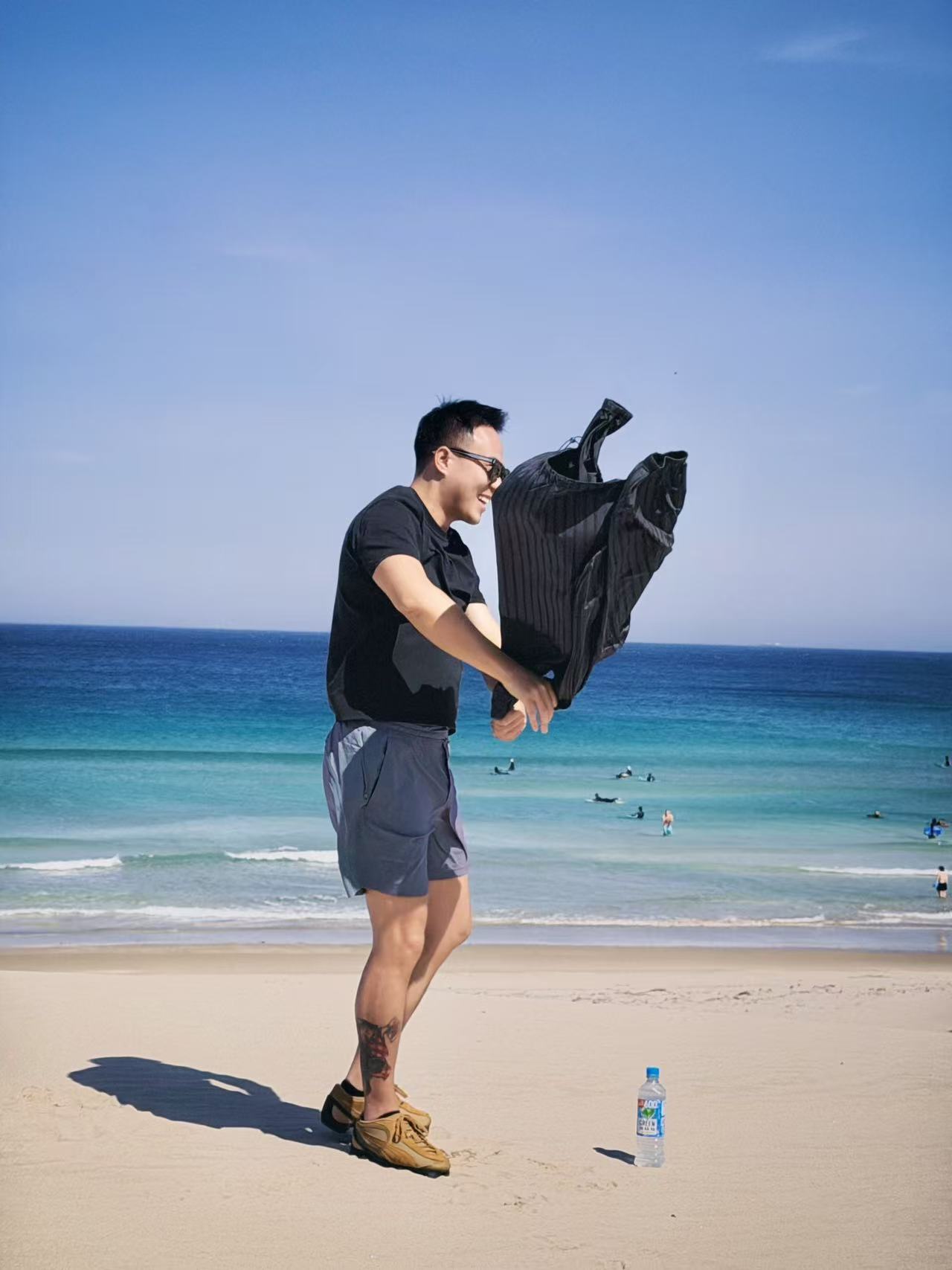 伊豆海边跳跃的人