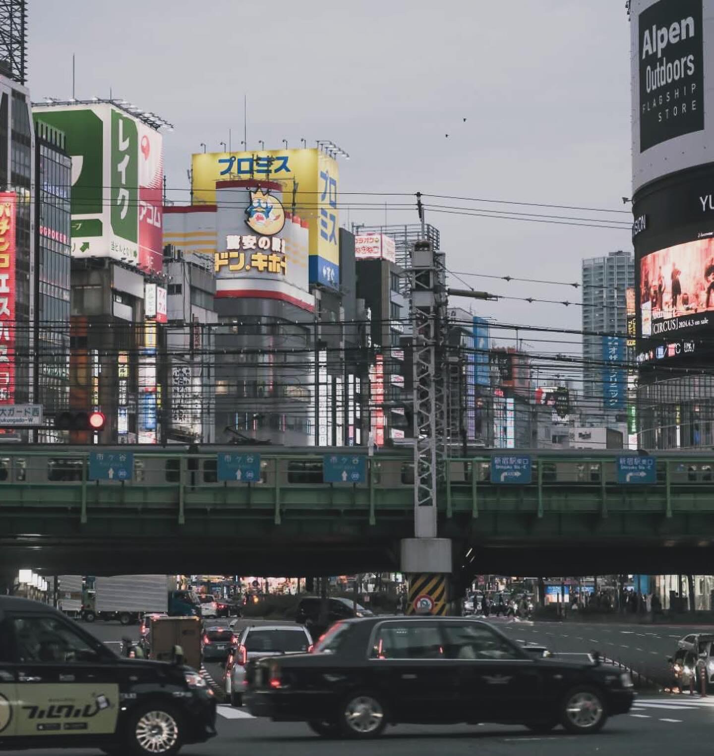 东京街区与列车