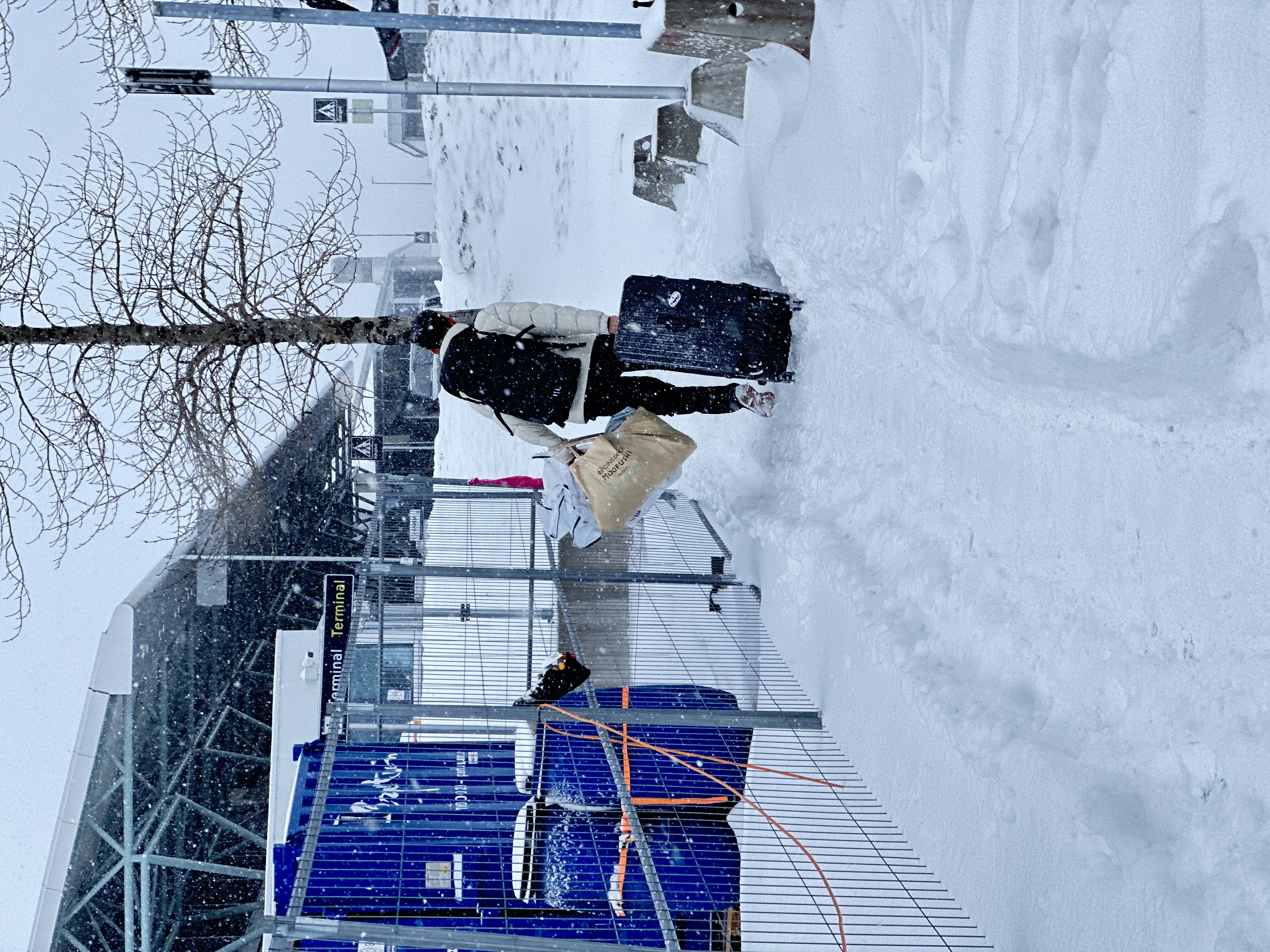 北欧雪中的小屋与道路