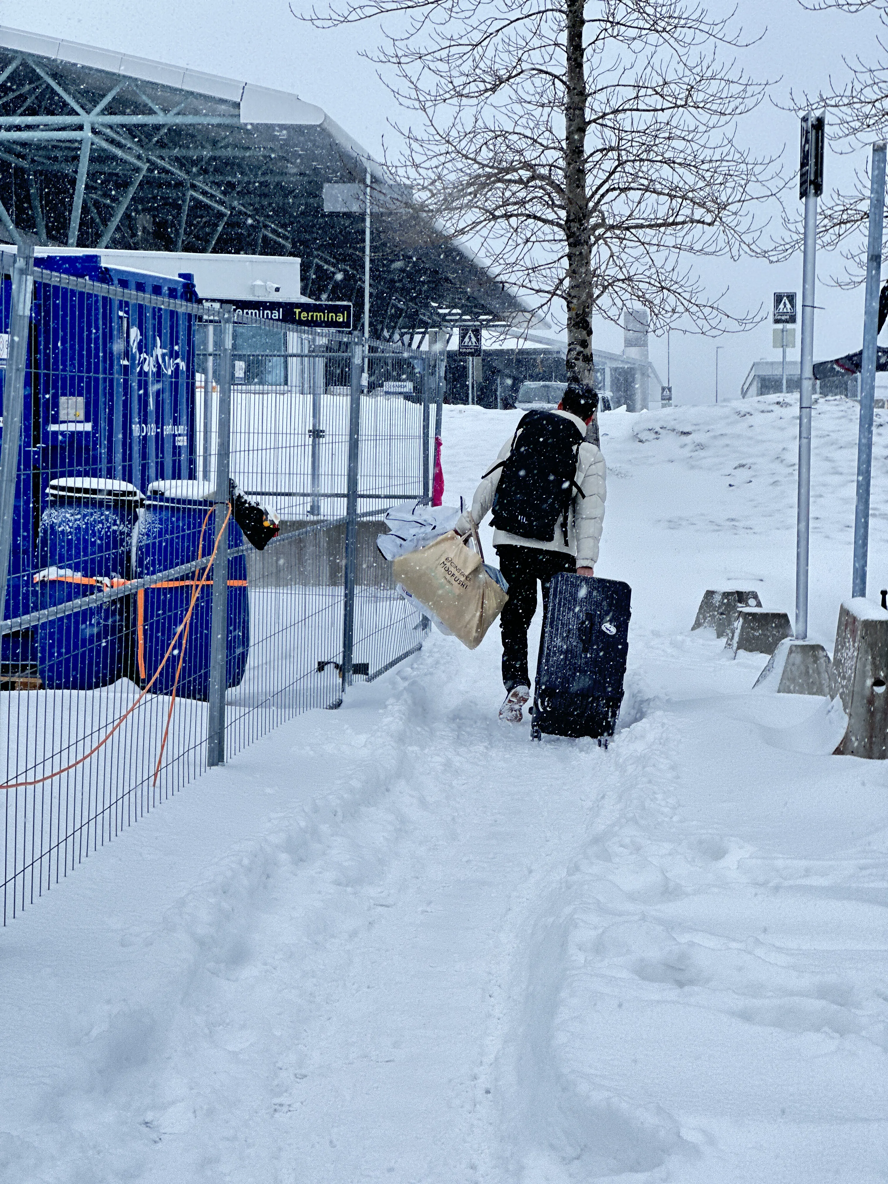 北欧雪中的小屋与道路