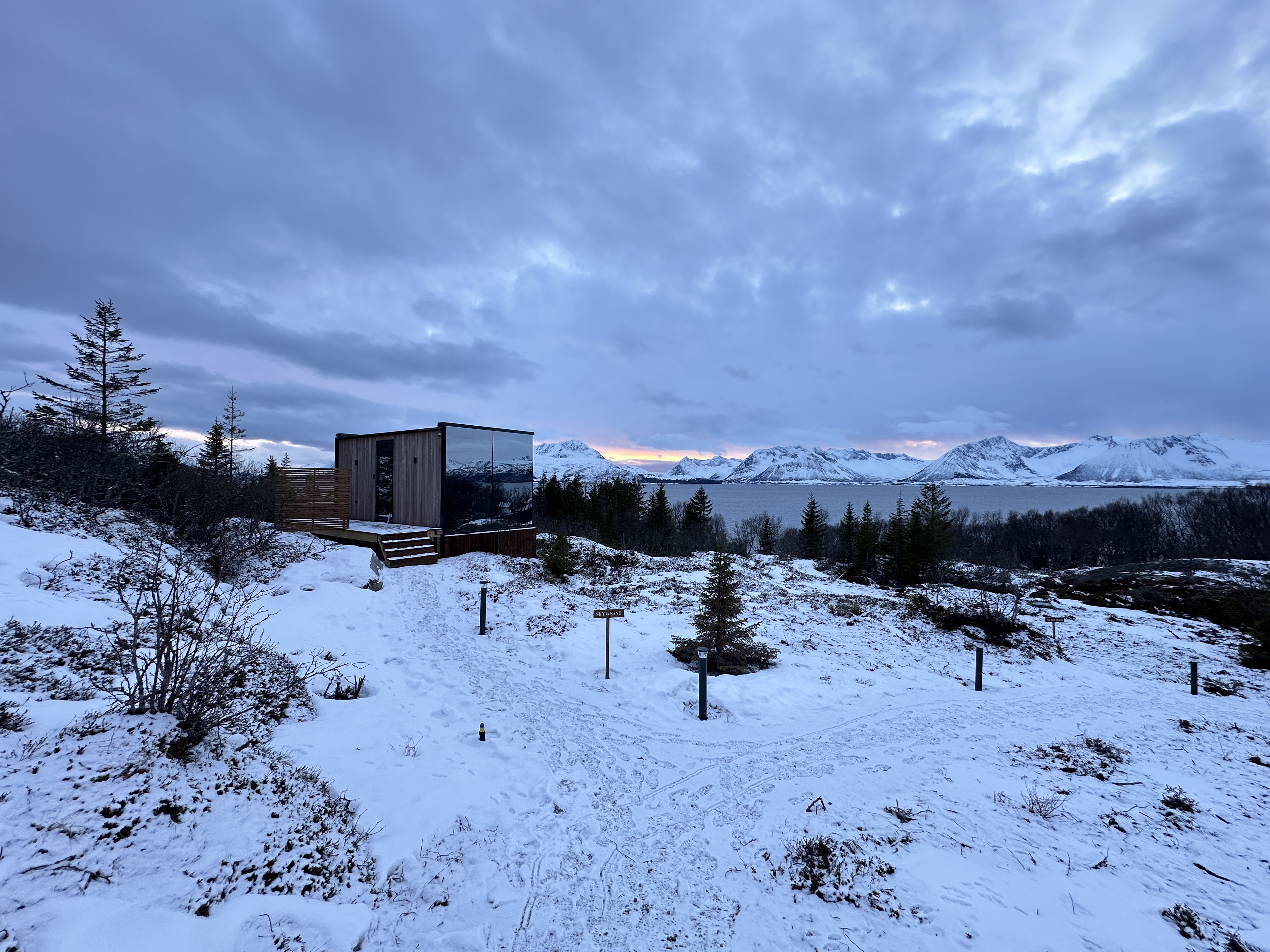 北欧雪原与远山