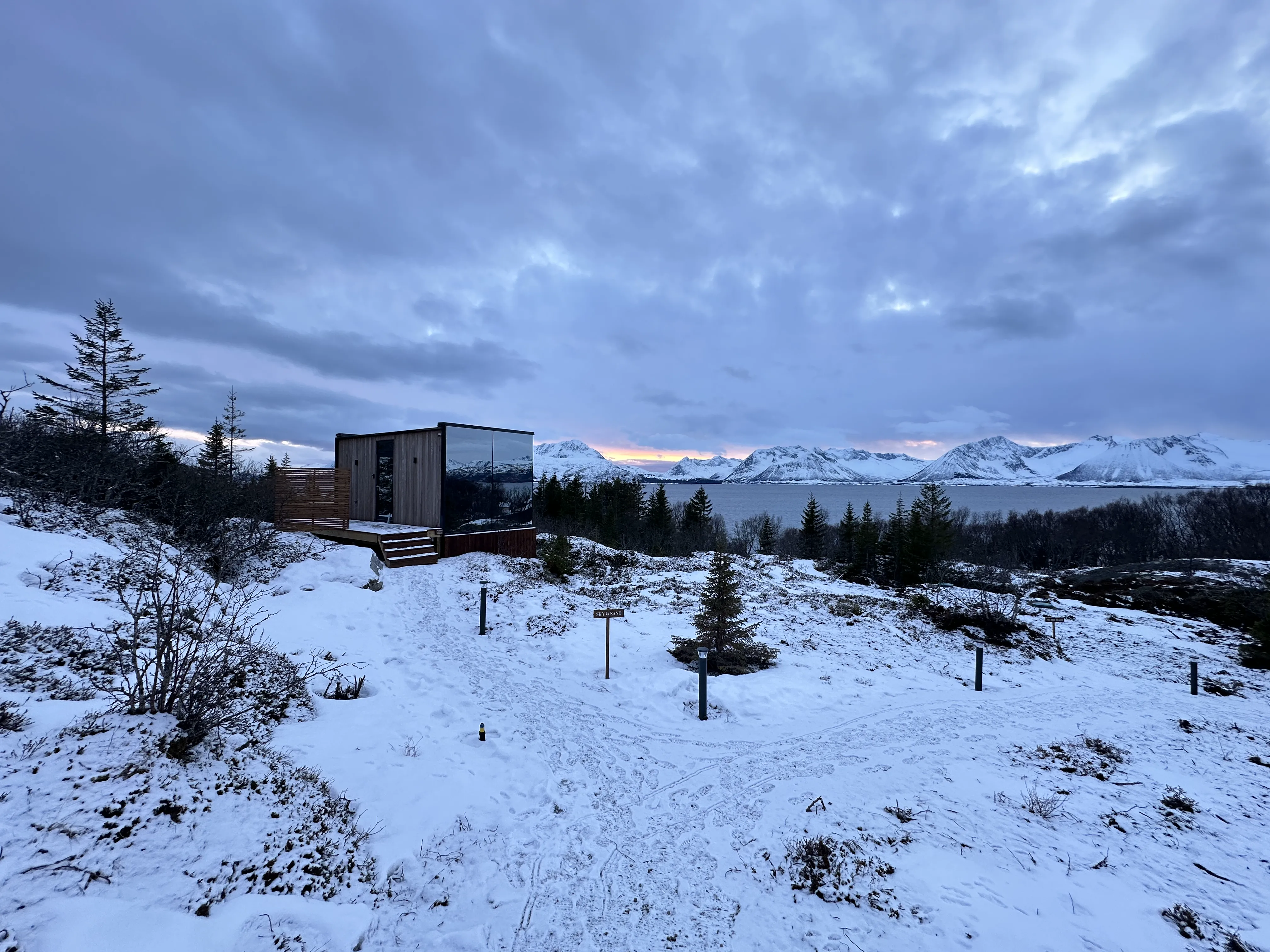 北欧雪原与远山