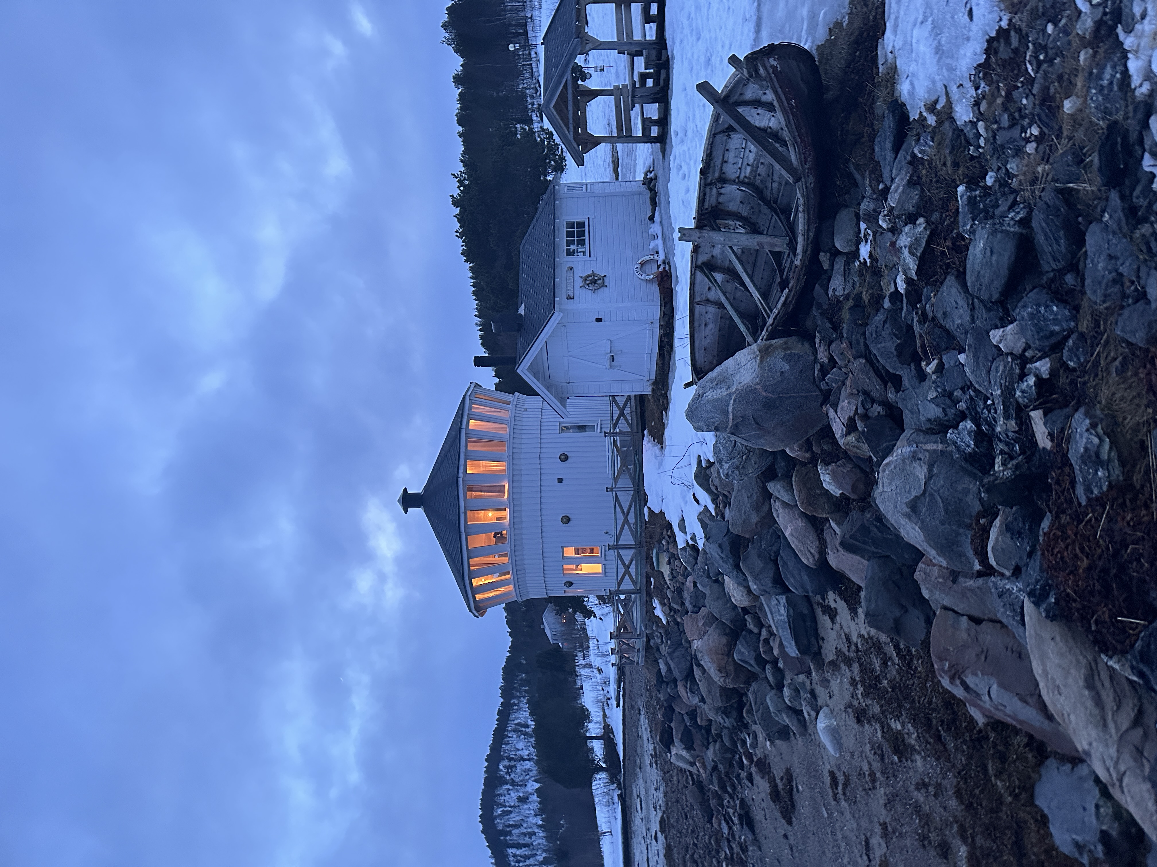 北欧海岸边的建筑与岩石