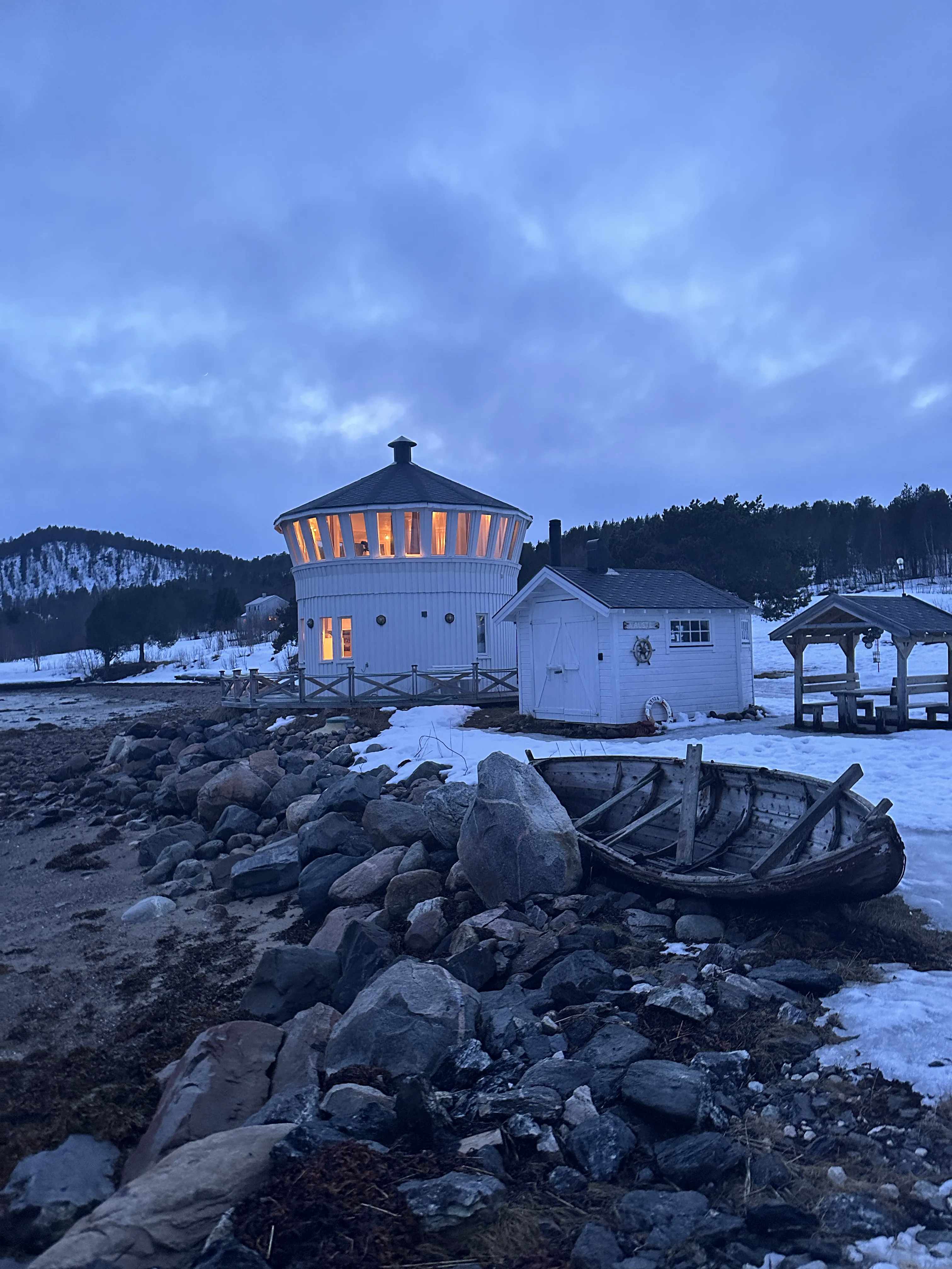 北欧海岸边的建筑与岩石