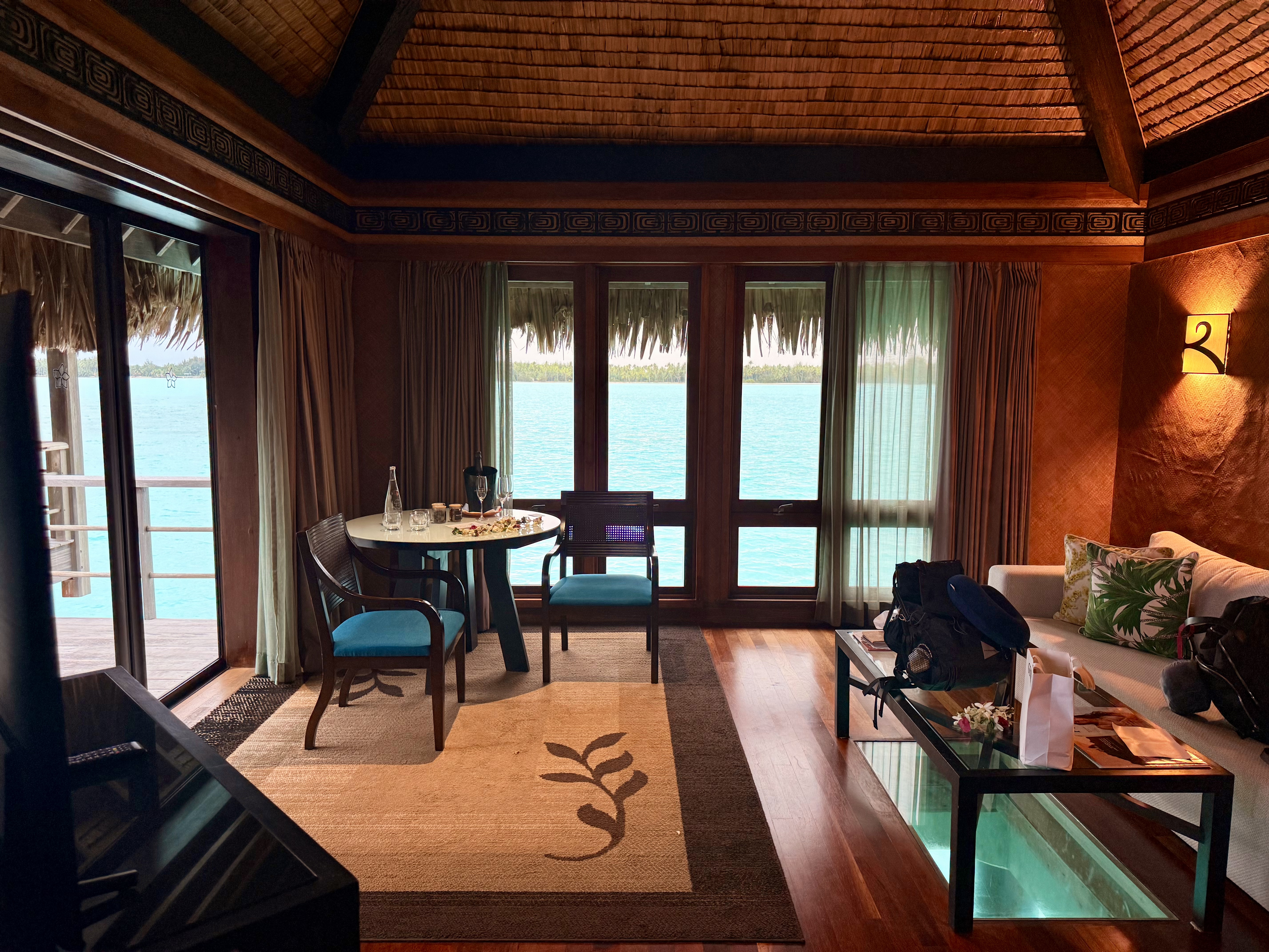 面向泻湖的水上屋内景
